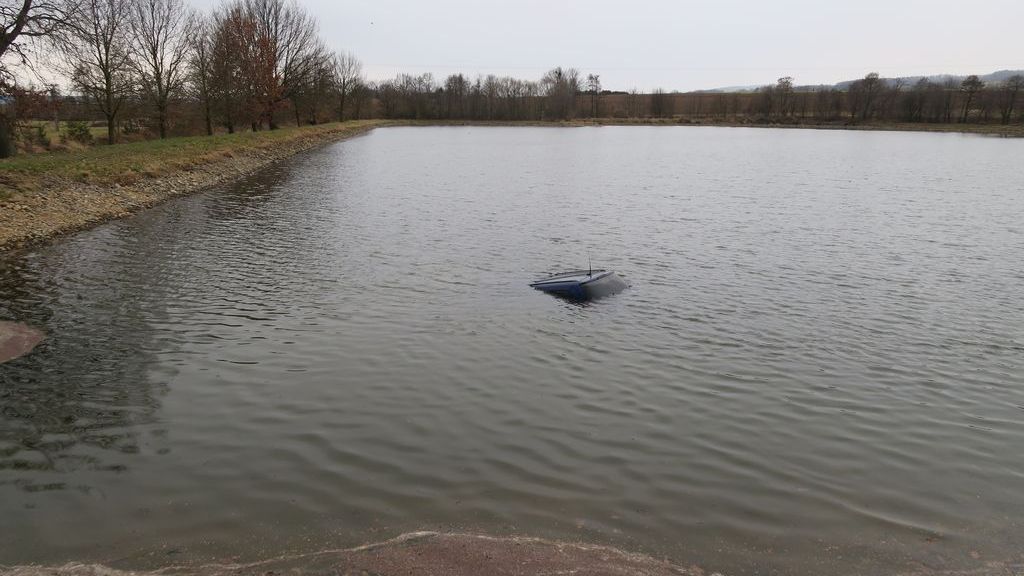 Auto na Šumpersku skončilo po nehodě v rybníku, posádka musela ke břehu doplavat